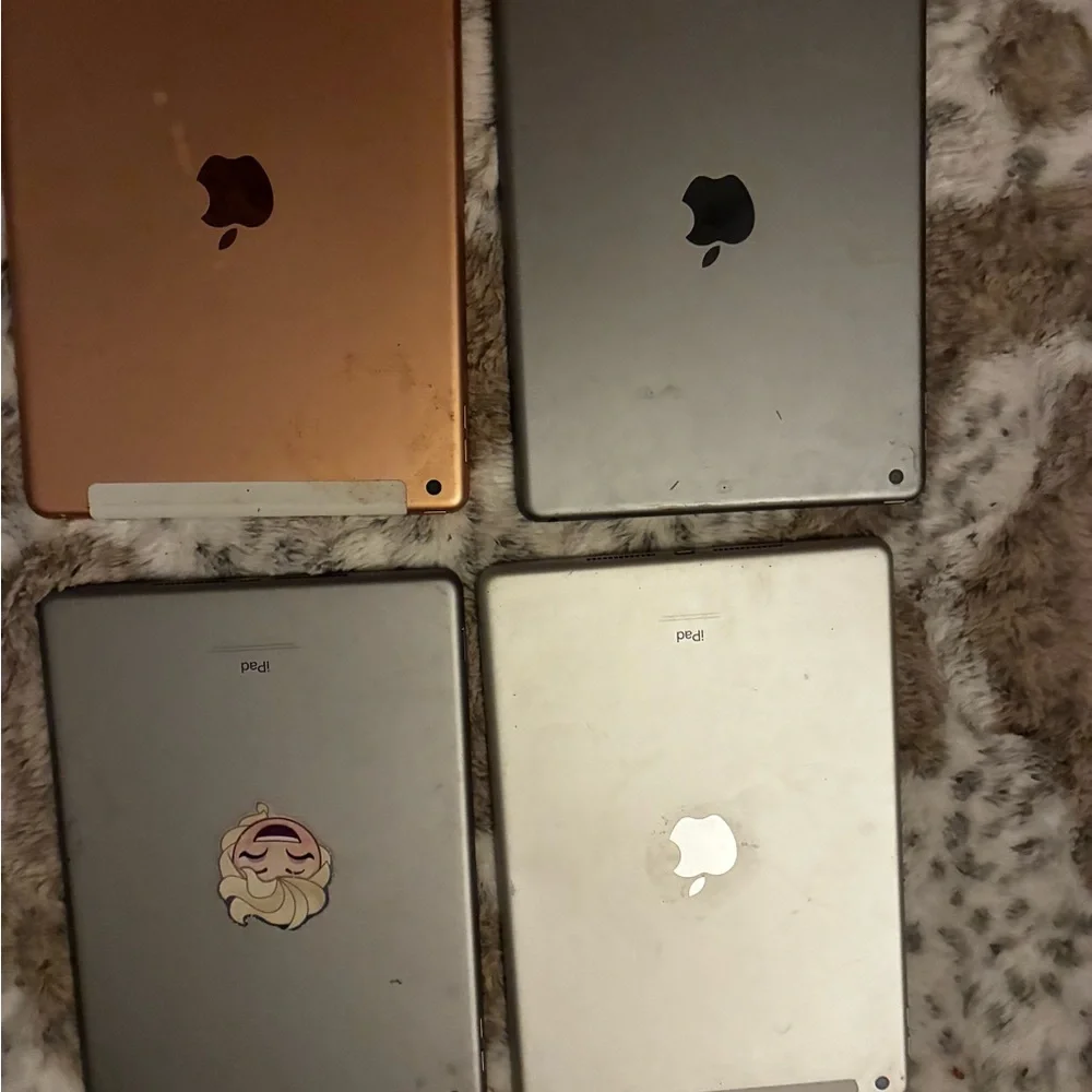 4 apple iPads, PARTS ONLY, 100per iPad or all the iPads for 400 they do not work